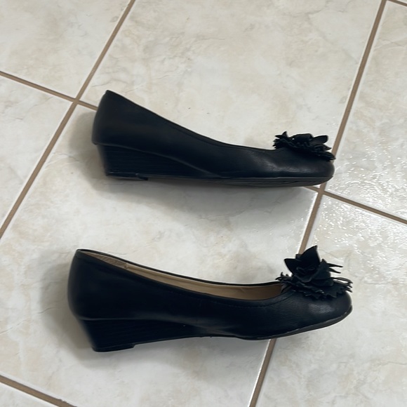 Kenneth Cole Reaction Black leather Demi Wedge with Floral appliqué brooch - Picture 4 of 11